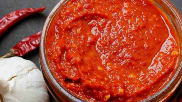 Momos Chutney Recipe in Hindi (1) (1) Spicy Red Chutney, Homemade Momos Chutney, Authentic Chutney Recipe, Indian Street Food, Tangy Garlic Chutney