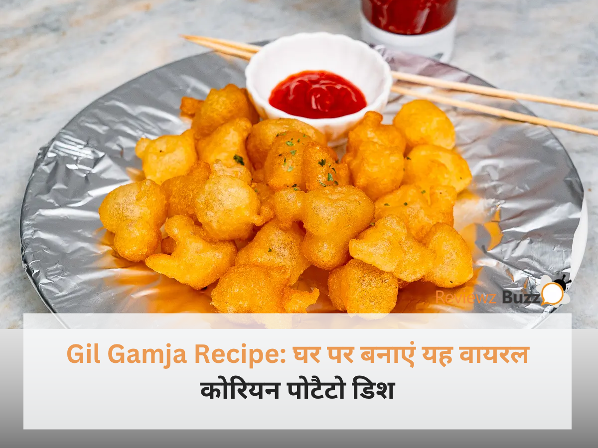 क्रिस्पी कोरियन स्ट्रीट स्टाइल गिल गामजा पोटैटो डिश एक सफेद प्लेट में सॉस के साथ सजी हुई।