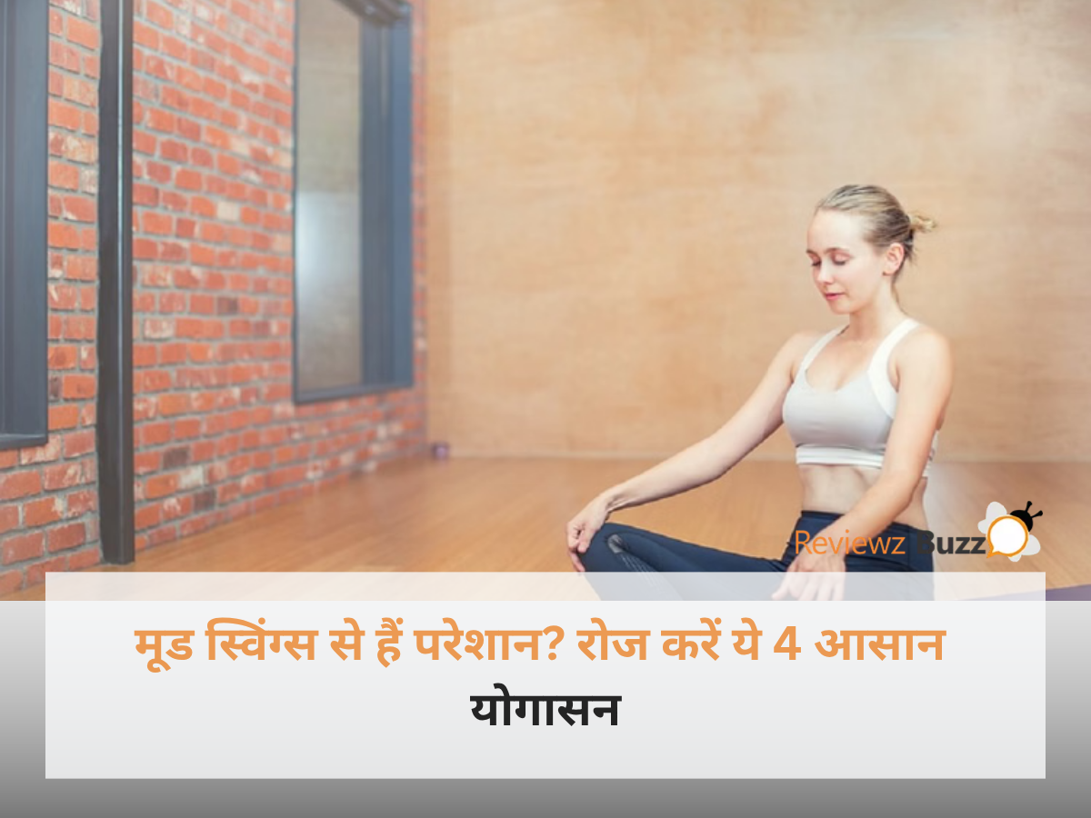 एक शांत और हवादार कमरे में योग मैट पर बैठी हुई मुस्कुराती महिला, जो अपने मूड स्विंग्स को कंट्रोल करने के लिए सुखासन में ध्यान लगा रही है।