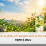नौतपा की भयंकर गर्मी में हाइड्रेटेड रहने के लिए सत्तू का शरबत, खीरा और ताज़ा नारियल पानी पीता हुआ व्यक्ति।